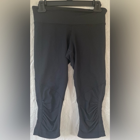 Lululemon Women's Crop Black Capri Legging Size 6 Ruched Ruffled Mesh - Picture 1 of 7